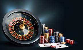 Dealer kasino langsung tersenyum dengan meja blackjack dan peralatan profesional
